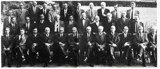 1961년의 솔베이 회의에 모인 과학자들. 양자전기역학을 성립시킨 젊은 과학자들이 당당히 자리를 차지하고 있다. 원안의 인물은 좌로부터 도모나가, 다이슨, 파인만, 슈윙거.