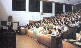 김일성대학에서 광전효과에 대해 수업하는 모습.