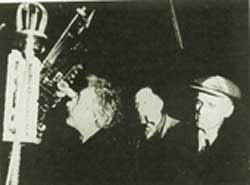 윌슨산천문대에 방문해 망원경을 보는 아인슈타인. 가운데 있는 사람은 허블이다.