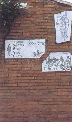 가옥 벽면에 부착된 그림 왼쪽에 물고기 형상이 있다. 예수를 상징하는 아이콘이다.