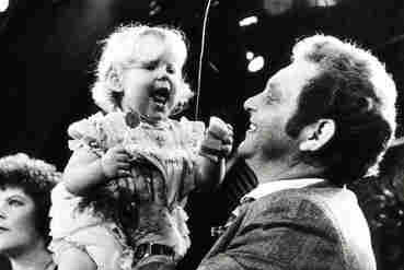 세계 최초의 시험관아기 루이스 브라운이 1살 때 부모와 함께 TV에 출연한 모습. 당시 그녀의 출생은 '의학계의 기적'이라 불렸다.