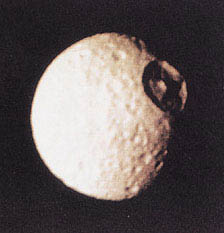 토성의 위성 미마스의 거대한 운석구덩이. 행성 전체를 박살낼 만큼 큰 규모다.