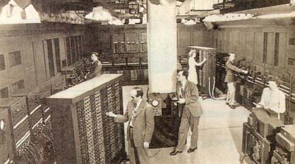 1946년 2월 15일에 공개된 ENIAC은 진공관을 이용해 만든 전자계산기였다. 무게는 30t.