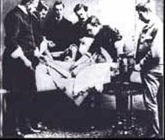 1883년 수술의 한 장면. 제일 오른쪽의 남자가 손으로 작동되는 페놀 스프레이를 들고 있다. 이 당시에는 강한 독성에도 불구하고 페놀이 수술 후 상처의 감염을 막는데 쓰였다.