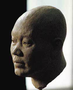 6천여년 전 통영에 살던 한국인 조상의 얼굴을 복원한 모습. 현재보다 코가 많이 짧은 점이 두드러진 특징이다.