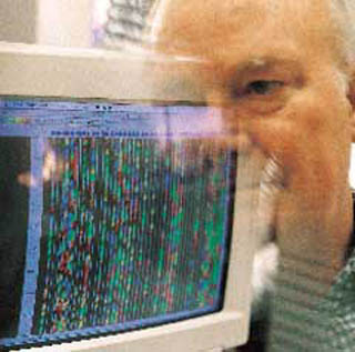 DNA치벵서 얻은 유전자 염기서열 정보를 컴퓨터가 분석하고 있는 모습.