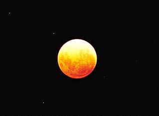개기월식때의 달.지구대기에 굴절된 태양빛이 달을 비춰 붉은색 달이 된다.
