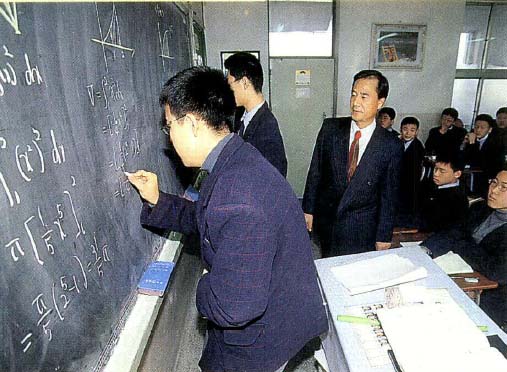 수학은 기초적인 개념 위에 새로운 정의나 정리를 세워 고급의 지식으로 전개한다.개념을 배운 후에 문제풀이를 통해 연습해야 하는 이유다.