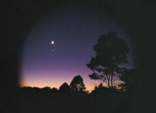 3월4일 새벽의 달과 금성(4×5카메라+165mmF2.8렌즈,코닥E100필름(+3),노출8초)