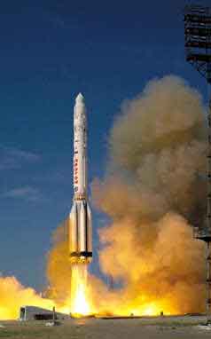 국제우주정거장의 거주모듈인 즈베즈다가 금년 7월12일 러시아의 프로톤로켓에 실려 발사되는 모습.