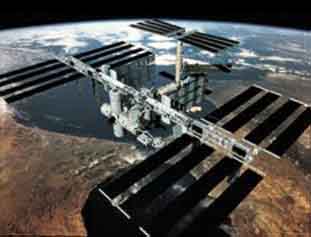 2005년경 완성될 국제우주정거장의 상상도.미국이ㅡ 주도 하에 러시아를 포함한 16개국이 동참하고 있는데 우주정거장의 노하우를 가진 러시아의 참여자세가 소극적이다.
