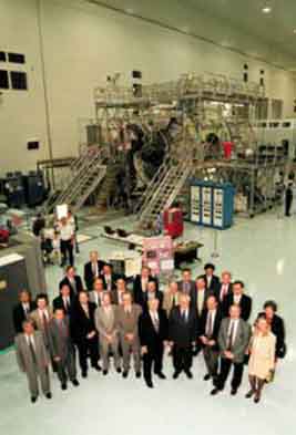 1998년 1월 미국 워싱턴에 모인 15개국(브라질 제외)정부고위관계자들의 모습.이들은 국제우주정거장 건설에 대한 구체적인 협력관계를 설정하는 합의서에 서명했다.