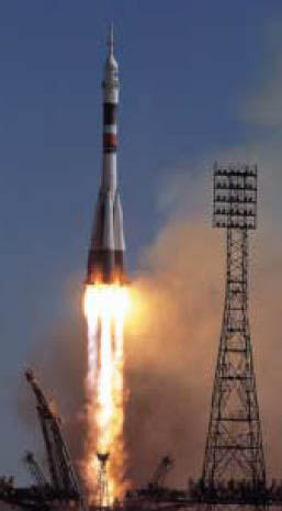 바이코누르 우주기지에서 발사되 는 소유즈 로켓의 모습. 인공위성 은 발사체인 로켓에 실려 우주공 간에 띄워진다.