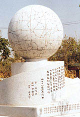 전북 부안군 부안읍 매창공원(서림공원)에 하늘의 별자리를 조각한 천구의 탑이 세워졌다