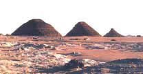 놀랍게도 사하라사막에는 원 추형이나 피라미드형 지형이 많이 발견된다.
