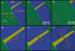 반도체 표면 위에서 탐침으 로 탄소나노튜브를 이동 시키는 모습.