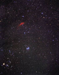 쌍안경으로 알데바란에서 소 행성 베스타(노란점)까지의 위치를 비교해보며 차근차근 베 스타를 찾아보자. 왼쪽 아래의 오렌지색 별이 황소자리의 알 데바란이다. 소행성 베스타는 알데바란의 오른쪽 아래에서 천천히 이동중이다. 알데바란 바로 옆에는 히아데스성단, 오른쪽 위에는 플레이아데스 성단도 보인다. 또 위쪽에 보 이는 붉은빛무리는 캘리포니아 성운이다.