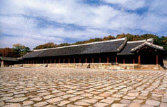 맞배지붕이 사용된 서울 종 묘의 전경. 조선시대 유교건 축에 주로 사용된 맞배지붕 은 성리학의 기본 가르침인 검소함을 표상하기 위해 사 용됐다.
