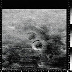 마리너 4호가 찍은 최초의 화성 근접사진. 화성은 기대와 는 달리 크레이터로 덮인 달과 같은 죽음의 행성이었다.