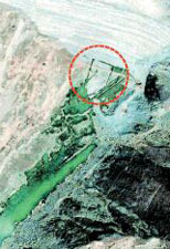 지난 4월 24일 공개된 금강산댐의 인공위성 사진. 댐 전문가들은 이 사진을 분석한 후, 금강산댐 정상부에 함몰부분과 누수흔적이 있음을 밝혀냈다.