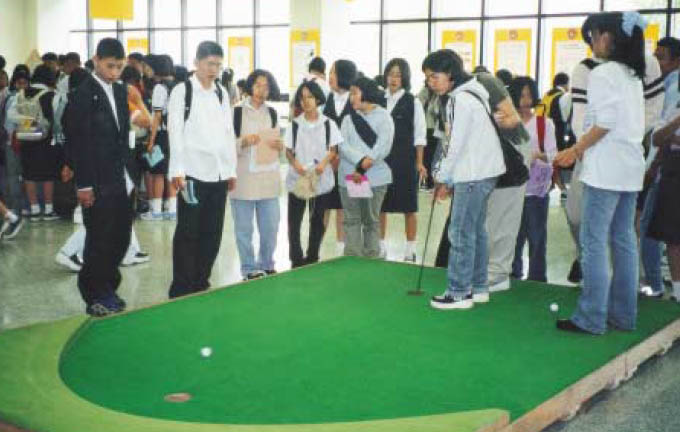 누구나 쉽게 홀인원시킬 수 있 는 포물선 골프. 공을 포물선의 축과 나란한 방향으로 벽을 향 해 치기만 하면 초점에 있는 구 멍 속으로 넣을 수 있다.