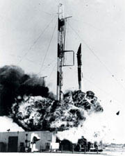 세계 최초의 위성 스푸트니크 1호 에 쫓아가기 위해 다급히 준비된 미국 최초의 우주로켓 뱅가드는 발 사 2초만에 추락했다.