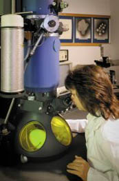 미 질병예방통제센터의 연구원이 사스바이러스를 전자현미경으로 조사하고 있다.