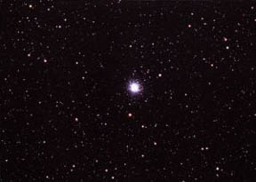 소형망원경으로 볼 수 있는 구상 성단 M13의 모습. 중심부에는 수 많은 별들이 밀집돼 있지만, 주변 부에서는 별들이 개개로 분해돼 보인다. 마치 모래알처럼 뿌려져 있는 구성성단의 이런 장관은 20세기 초 천문학자들이 가장 멋 진 대상으로 꼽았다.