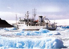 각종 탐사장비를 장착한 한국해양연구원의 연구선 온누 리호.