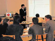 한국팀이 연구결과를 발표하는 모습. 발표가 끝나면 다른나라 대표팀과 활 발한 토론이 이뤄진다.