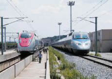 지난 9월 17일 시속 3백km를 주파하는데 성공한 한국형 고속철도(왼쪽). 최고 속도가 시속 3백50km로 경부고속철도에서 운행될 프랑스 알톰사의 고속전철(오른쪽)보다 빠르다.