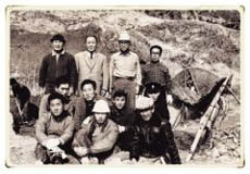 1964년 연세대 사학과 조교였던 이융조 교수(가운데줄 오른쪽에서 두번째)는 고고학자의 길로 들어섰다. 당시 스승과 선배들과 함께 발굴조사현장에서 찍은 사진.