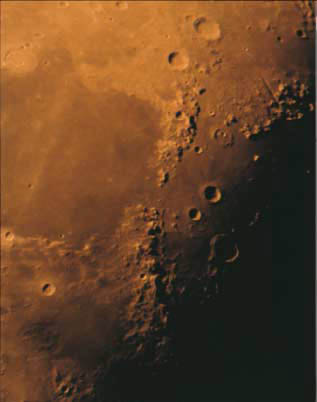 금상 _ 청소년부문^김준한의 ‘달’. 달의 코카서스산맥과 카시니크레이터 부근. 크레이터는 우주에서 떠돌아다니던 암석덩어리가 달 표면에 충돌하면서 만들어낸 구덩이다.