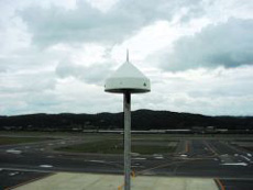 2002년 시험비행을 위해 김포공항에 설치한 위성 기반 착륙시스템의 안테나.