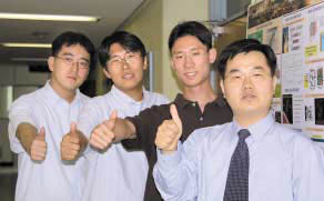 강 교수(맨 오른쪽)와 나노재료 및 공정 전산모사센터 석사과정 학생들.