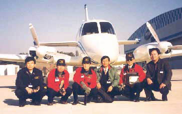1996년 국내 최초 쌍발복합기 ‘트윈비’ 개발후 기념촬영을 한 고 은희봉 교수(왼쪽에서 2번째)와 고 황명신 교수(왼쪽에서 4번째).