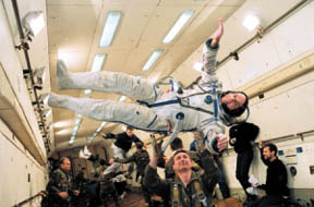 최초의 우주 관광객인 미국의 데니스 티토가 우주 비행에 앞서 가가린 우주센터에서 무중력 적응 훈련을 받고 있다.