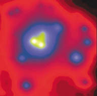 별 군집체 IRS 13E의 적외선 이미지. 별들(파란 점과 흰 점)이 중간 크기 블랙홀의 중력에 잡혀 함께 몰려다닌다.