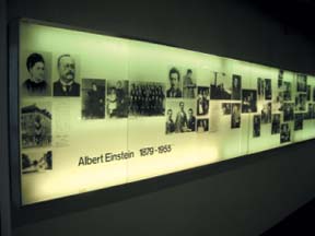 아인슈타인하우스에 자리하고 있는 울름 개방대학 2층에 마련된 아인슈타인 관련 전시물. 어릴 때부터 노년까지의 사진이 전시돼 있다.
