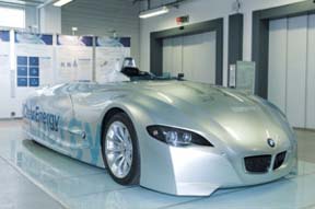 BMW가 개발한 세계 최초의 수소연료 경주차량. 지난해 9월 프랑스 미라마스 시험장에서 최고 시속 302.4km를 기록했다.
