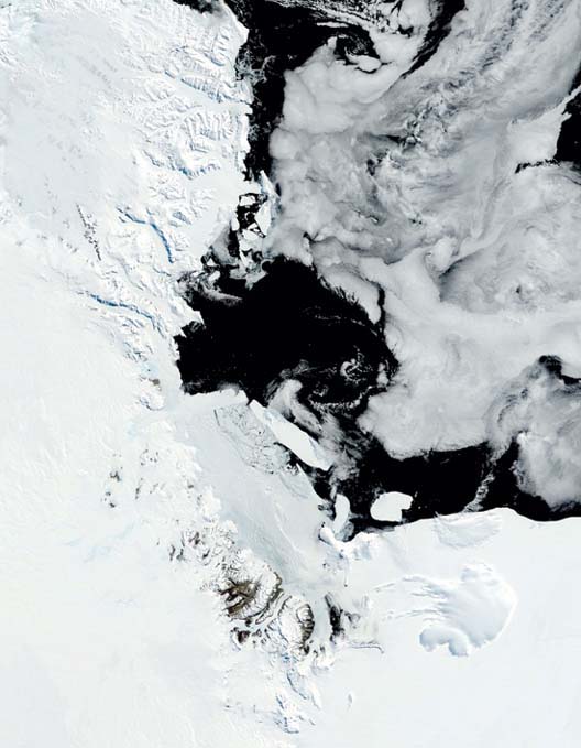 1월 22일 촬영한 빙산의 위성사진. 충돌 직전 멈춘 빙산과 빙설 사이에 해류가 막히면서 얼음이 두껍게 얼고 있다.