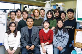 생체분자공학연구실 학생들과 함께 한 김학성 교수(앞줄 왼쪽에서 두 번째)