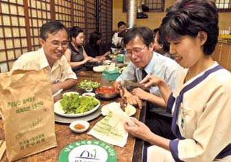 “드시고 남은 음식 싸가세요.”서울시 서초구는 지난 2001년부터 관내 음식점을 대상으로 음식물쓰레기 발생을 줄이기 위해 ‘남은 음식 싸주기 운동’을 벌이고 있다.