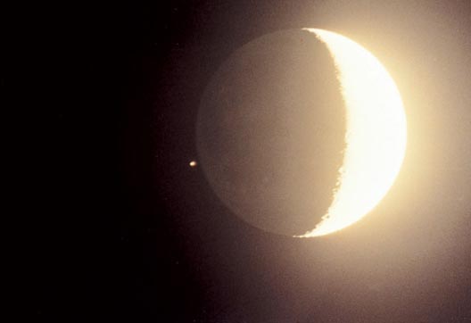 1등성 성식^과거에 있었던 1등성 성식으로 달 바로 옆에 있는 밝은 별을 확인할 수 있다.