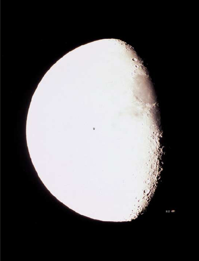 토성식의 모습^이번 안타레스성식 때와 비슷한 원령이므로 달의 모습이 유사하다. 달을 막 빠져나온 토성을 명확히 찍으려다보니 달이 과다노출됐다.