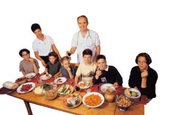 온 가족이 풍성한 먹거리를 함께 하는 것은 행복한 가정의 한 요소이다.