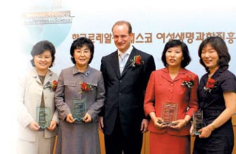 왼쪽부터 김영미 교수, 이연희 교수, 클라우스 파스벤더 로레알코리아 사장, 박기영 보좌관, 백성희 교수