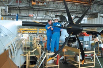 프랑스 툴루즈에 위치한 ATR 조립라인. ATR 최신 기종의 날개에는 탄소복합재료가 들어가 가볍고 강하다.