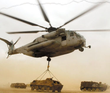 이라크전에 사용된 미국 해병대의 대형 수송헬기. 수송헬기는 전차, 각종 포 등을 신속하게 날라 해병대의 화력과 기동력을 높여준다.