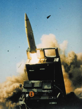 에이태킴스 미사일. 100~150km 떨어진 적 기지를 공격해 파괴한다.